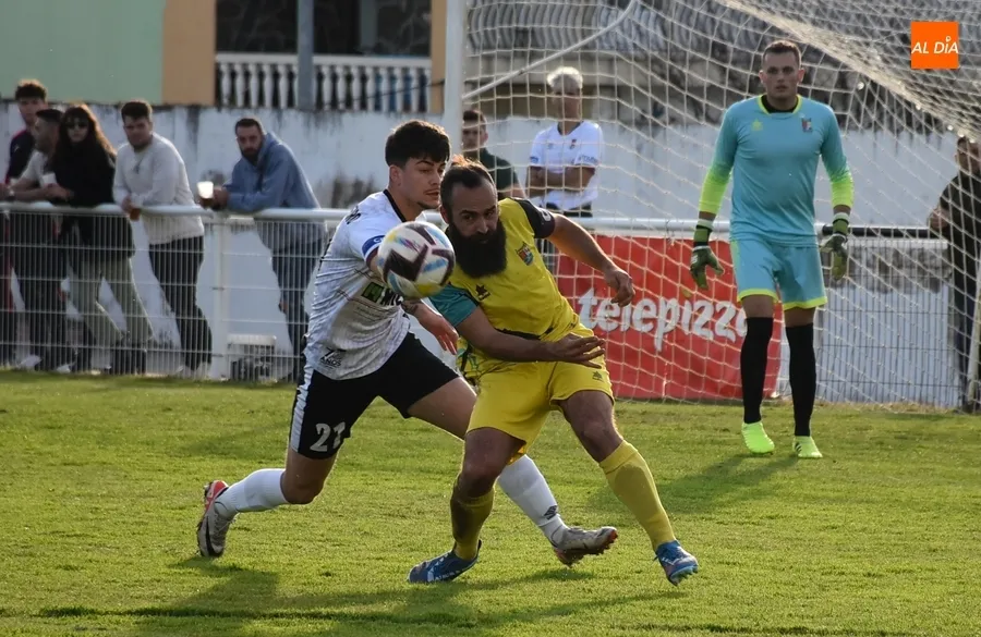 Foto 6 - Dur&iacute;simo correctivo del Mojados al Ciudad Rodrigo, cuyo colch&oacute;n en el liderato ya es historia