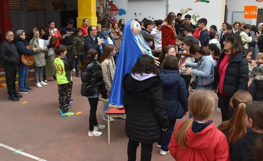 Foto 3 - Unas 200 personas participan en el Viacrucis de los Ni&ntilde;os, que estren&oacute; un Ecce Homo