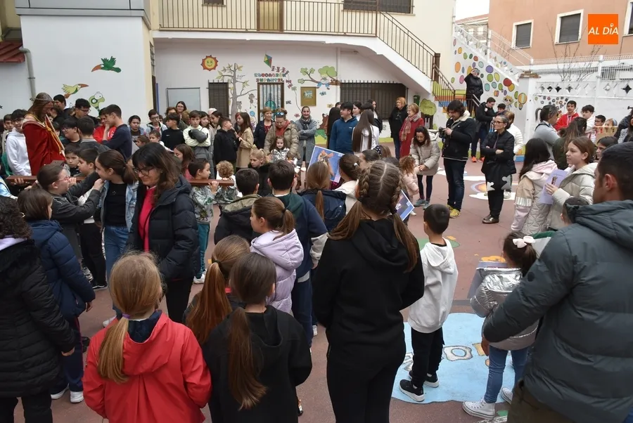 Foto 4 - Unas 200 personas participan en el Viacrucis de los Ni&ntilde;os, que estren&oacute; un Ecce Homo