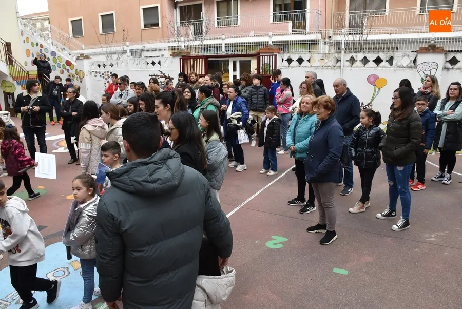 Foto 5 - Unas 200 personas participan en el Viacrucis de los Ni&ntilde;os, que estren&oacute; un Ecce Homo
