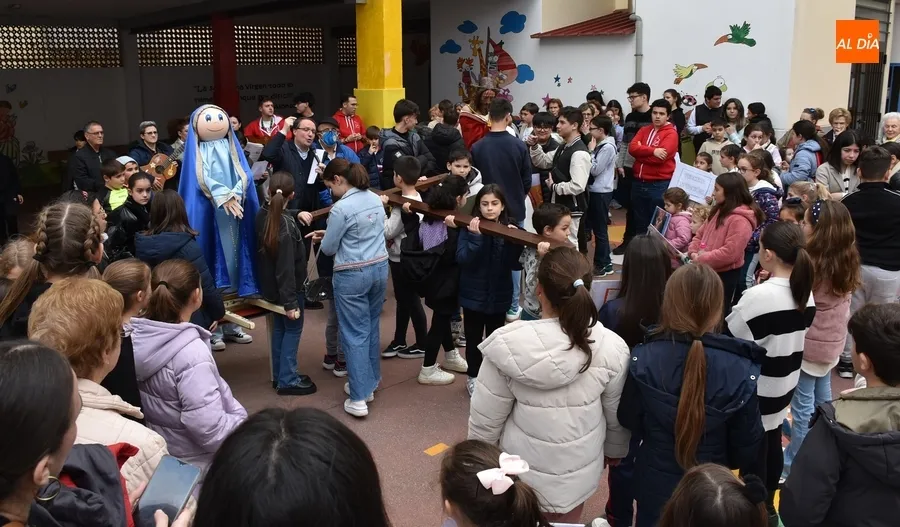Foto 6 - Unas 200 personas participan en el Viacrucis de los Ni&ntilde;os, que estren&oacute; un Ecce Homo