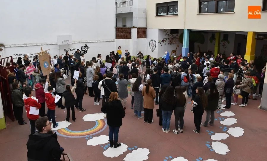 Foto 7 - Unas 200 personas participan en el Viacrucis de los Ni&ntilde;os, que estren&oacute; un Ecce Homo