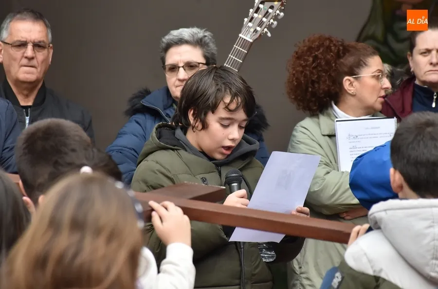 Foto 8 - Unas 200 personas participan en el Viacrucis de los Ni&ntilde;os, que estren&oacute; un Ecce Homo