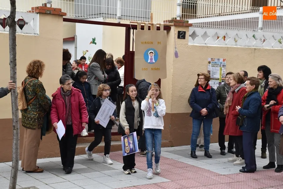 Foto 9 - Unas 200 personas participan en el Viacrucis de los Ni&ntilde;os, que estren&oacute; un Ecce Homo