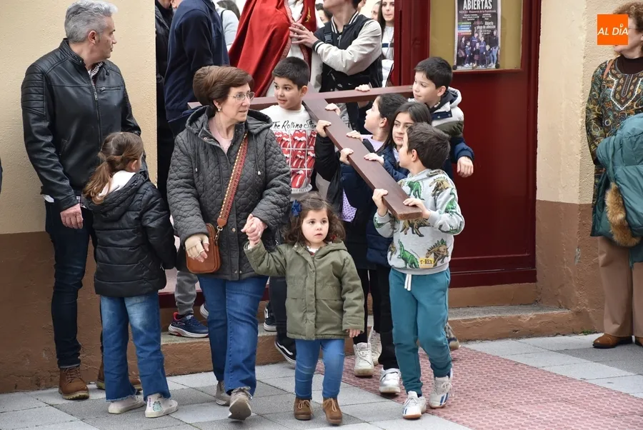 Foto 10 - Unas 200 personas participan en el Viacrucis de los Ni&ntilde;os, que estren&oacute; un Ecce Homo