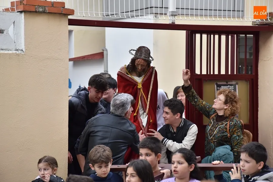 Foto 11 - Unas 200 personas participan en el Viacrucis de los Ni&ntilde;os, que estren&oacute; un Ecce Homo