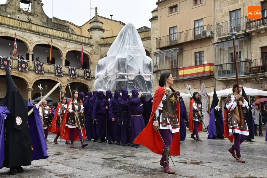 Foto 2 - Trasladado bajo la lluvia el paso de Jes&uacute;s Nazareno hasta el Seminario