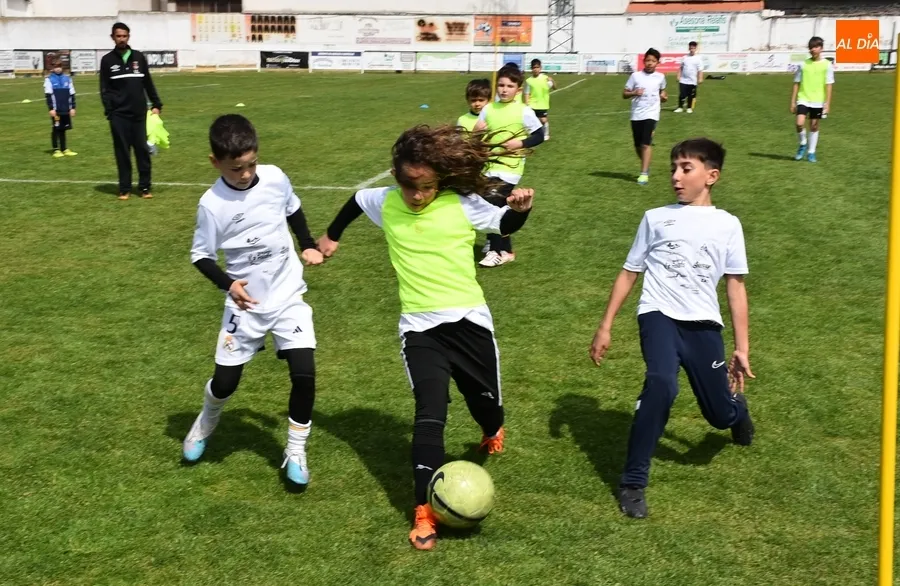 Foto 3 - 50 chavales, entre ellos varios del Pa&iacute;s Vasco, participan en el 3&ordm; Clinic en recuerdo de Ricardo S&aacute;nchez