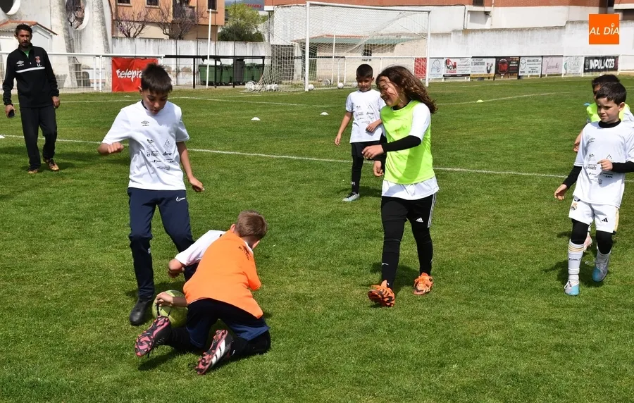 Foto 7 - 50 chavales, entre ellos varios del Pa&iacute;s Vasco, participan en el 3&ordm; Clinic en recuerdo de Ricardo S&aacute;nchez