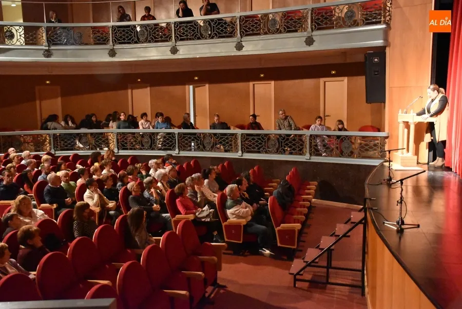 Foto 3 - Aplaudid&iacute;sima sesi&oacute;n de mon&oacute;logos de los alumnos del Taller de Teatro Intergeneracional