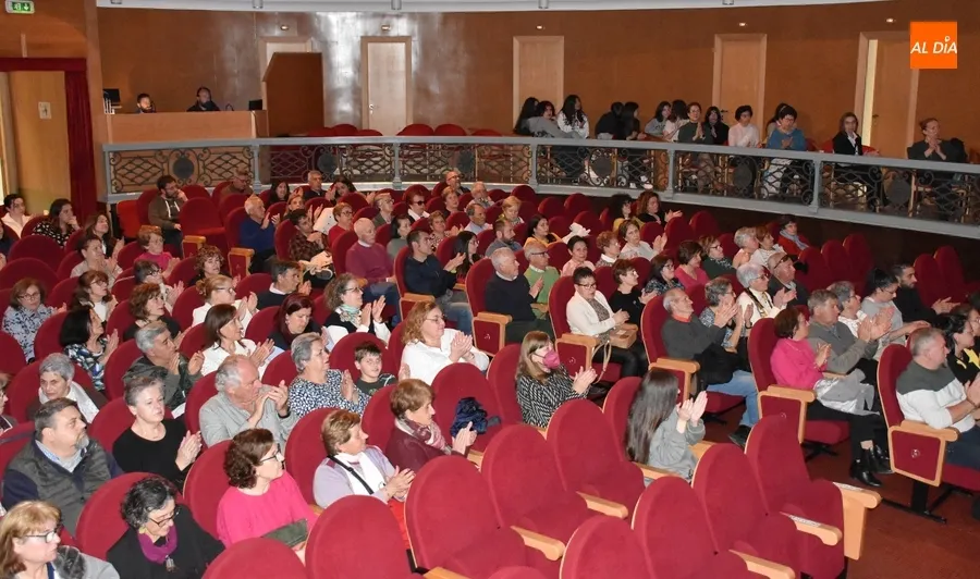 Foto 4 - Aplaudid&iacute;sima sesi&oacute;n de mon&oacute;logos de los alumnos del Taller de Teatro Intergeneracional
