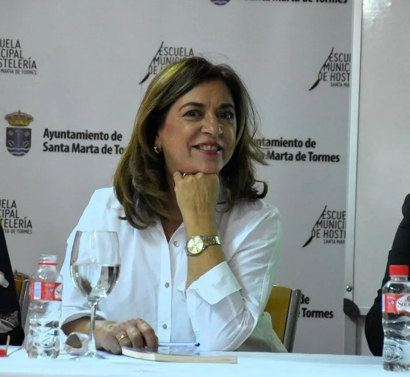 Presentación del libro de relatos de Isabel Bernardo en la Escuela Municipal de Hostelería de Santa Marta de Tormes. Fotografías: Carmen Borrego y Fernando Sánchez Gómez.