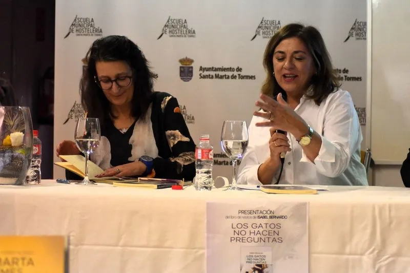 Presentación del libro de relatos de Isabel Bernardo en la Escuela Municipal de Hostelería de Santa Marta de Tormes. Fotografías: Carmen Borrego y Fernando Sánchez Gómez.