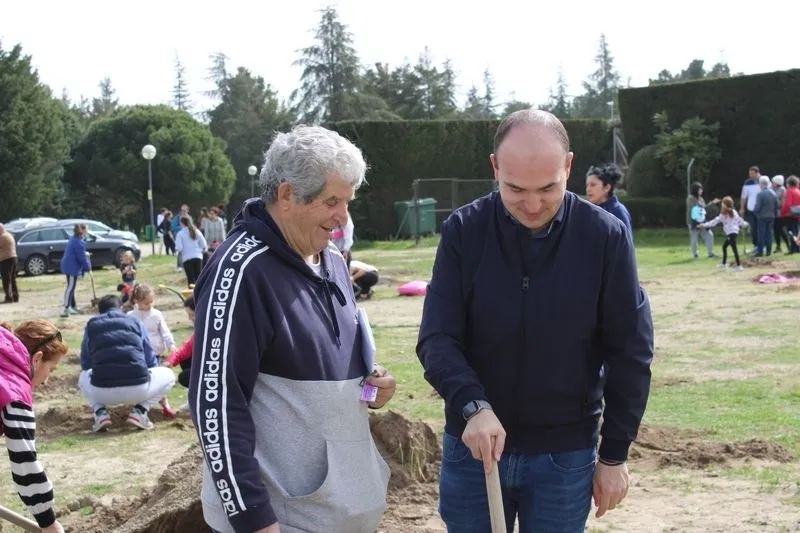 Foto 2 - Alba de Tormes celebra el D&iacute;a del &Aacute;rbol con una plantaci&oacute;n en El Pinar