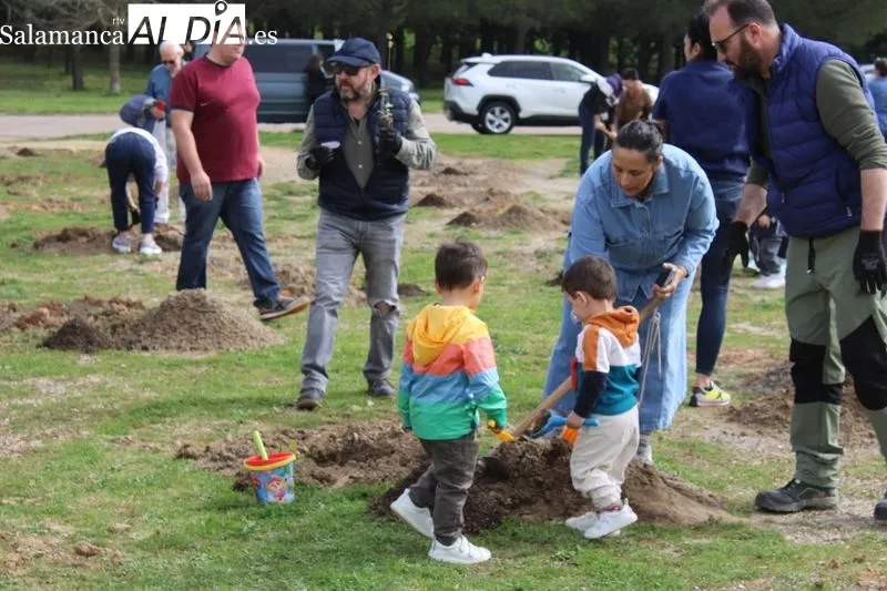 Foto 11 - Alba de Tormes celebra el D&iacute;a del &Aacute;rbol con una plantaci&oacute;n en El Pinar