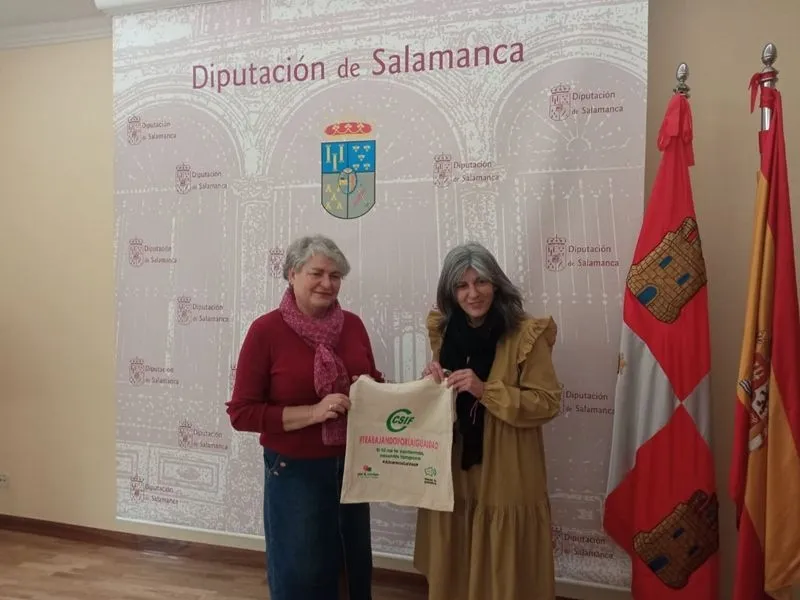 Reparto de bolsas “tote” que como método de concienciación por la igualdad está llevando a cabo CSIF Salamanca en estos días