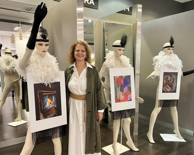 Inauguración en el Centro Comercial El Tormes de la exposición de fotoescaparatismo ‘Mujer imperfecta’, de Lucía Vicente Ezcurra 