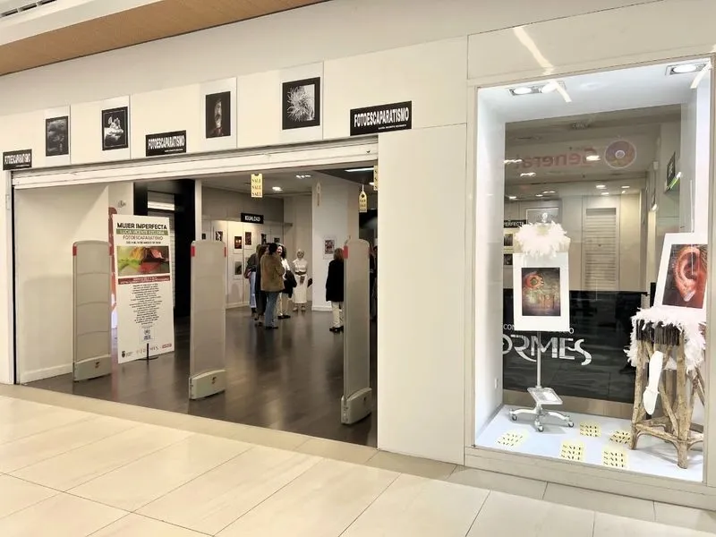 Inauguración en el Centro Comercial El Tormes de la exposición de fotoescaparatismo ‘Mujer imperfecta’, de Lucía Vicente Ezcurra 