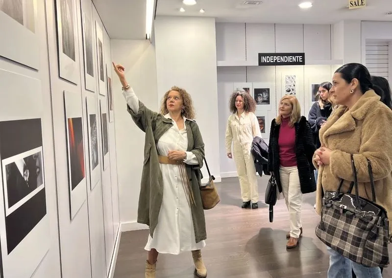 Inauguración en el Centro Comercial El Tormes de la exposición de fotoescaparatismo ‘Mujer imperfecta’, de Lucía Vicente Ezcurra 