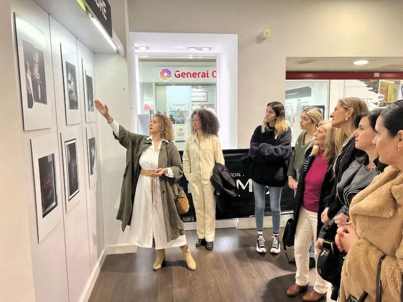 Inauguración en el Centro Comercial El Tormes de la exposición de fotoescaparatismo ‘Mujer imperfecta’, de Lucía Vicente Ezcurra 