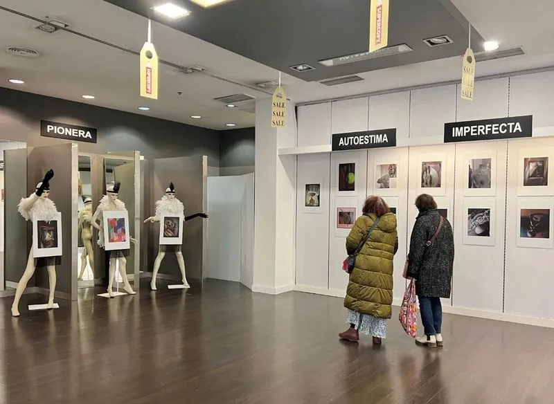 Inauguración en el Centro Comercial El Tormes de la exposición de fotoescaparatismo ‘Mujer imperfecta’, de Lucía Vicente Ezcurra 