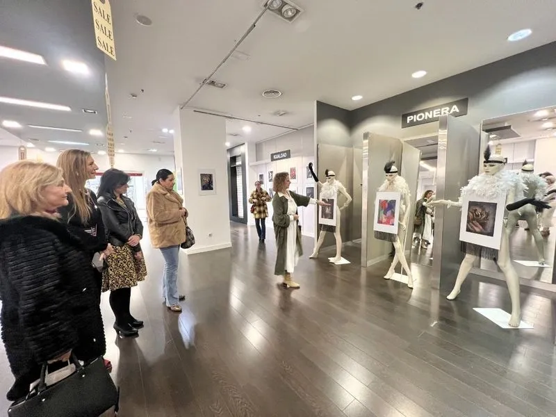 Inauguración en el Centro Comercial El Tormes de la exposición de fotoescaparatismo ‘Mujer imperfecta’, de Lucía Vicente Ezcurra 