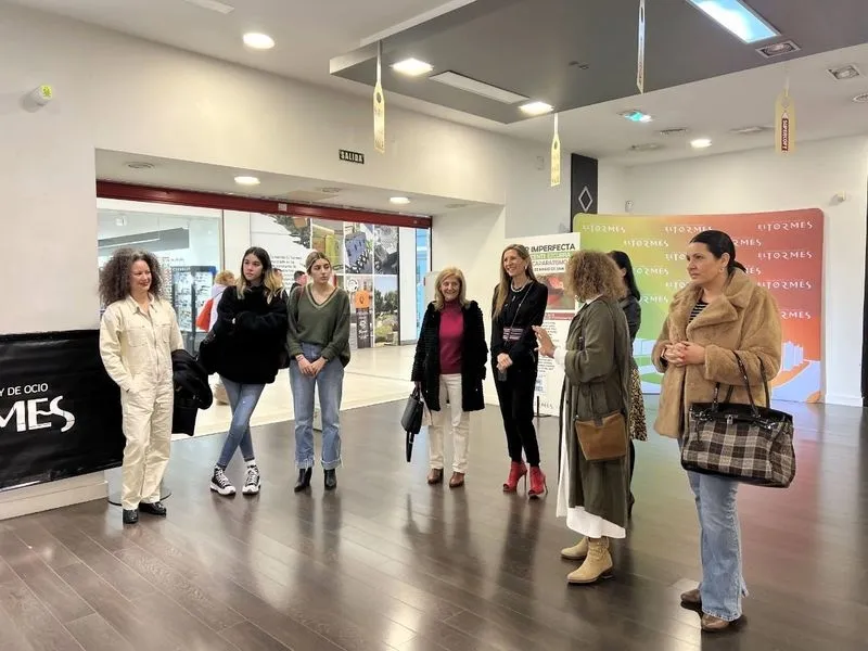 Inauguración en el Centro Comercial El Tormes de la exposición de fotoescaparatismo ‘Mujer imperfecta’, de Lucía Vicente Ezcurra 