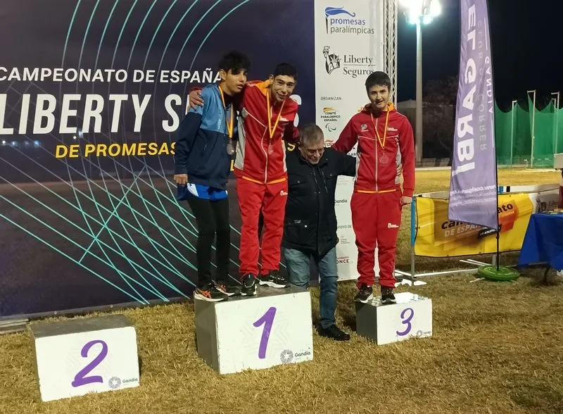 Alberto Mangas, en el podio y con las tres medallas logradas en el Campeonato de España Liberty de Promesas Paralímpicas de Atletismo 2024