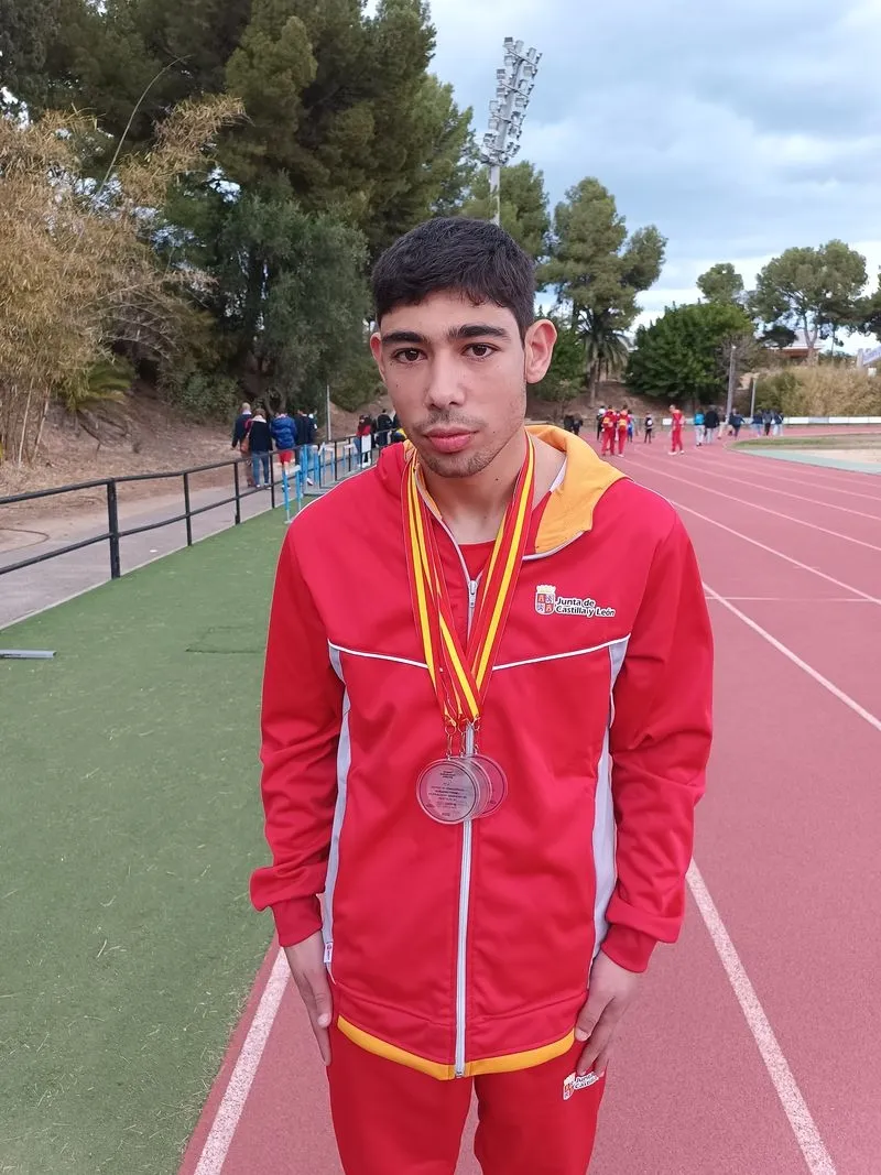 Alberto Mangas, en el podio y con las tres medallas logradas en el Campeonato de España Liberty de Promesas Paralímpicas de Atletismo 2024