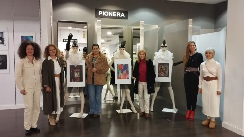 Inauguración de la exposición de fotoescaparatismo de Lucía Vicente Ezcurra en el CC El Tormes.