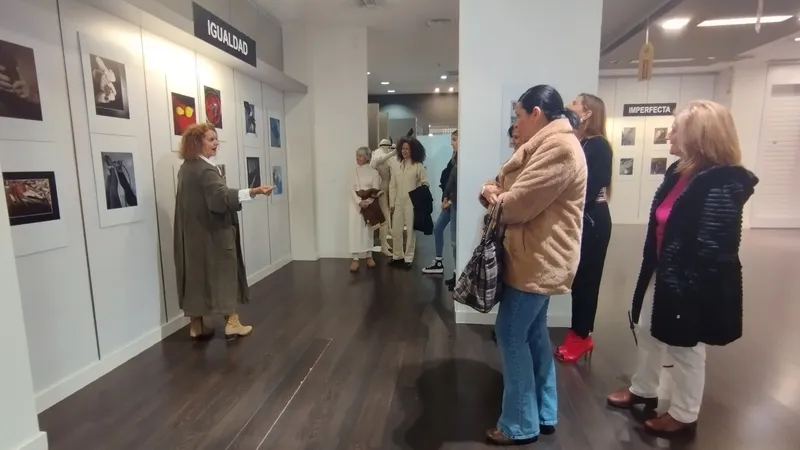 Inauguración de la exposición de fotoescaparatismo de Lucía Vicente Ezcurra en el CC El Tormes.