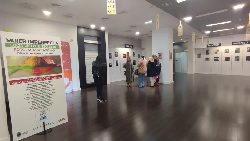 Inauguración de la exposición de fotoescaparatismo de Lucía Vicente Ezcurra en el CC El Tormes.