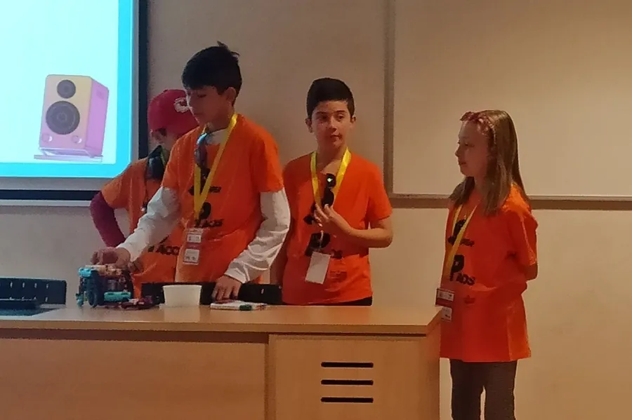Foto 4 - Los equipos de San Francisco y el IES Tierra disfrutan de la experiencia de la First Lego League