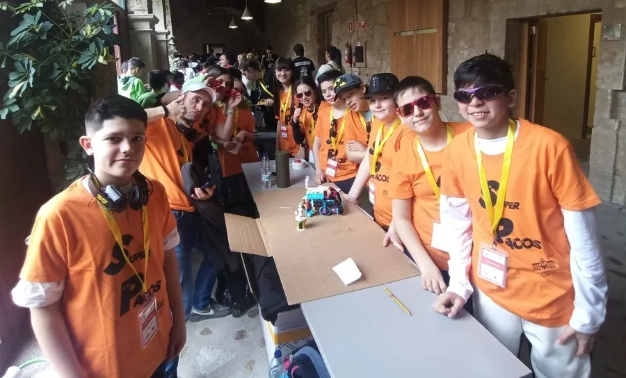 Foto 2 - Los equipos de San Francisco y el IES Tierra disfrutan de la experiencia de la First Lego League