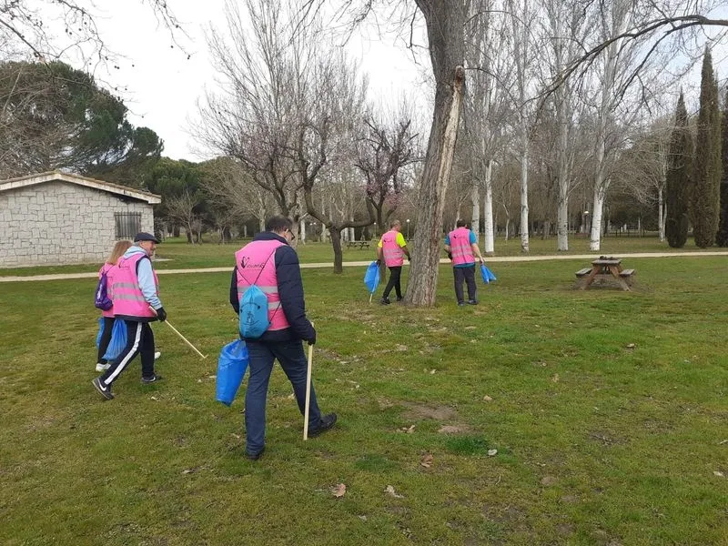 Recogida de residuos en la ribera del río Tormes. Fotos: @aytosalamanca
