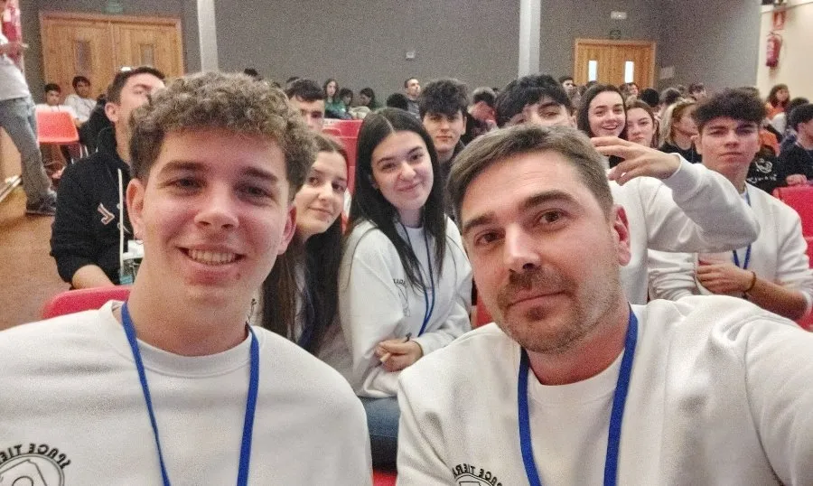 Foto 2 - Exitoso lanzamiento de la sonda de los alumnos del IES Tierra de Ciudad Rodrigo