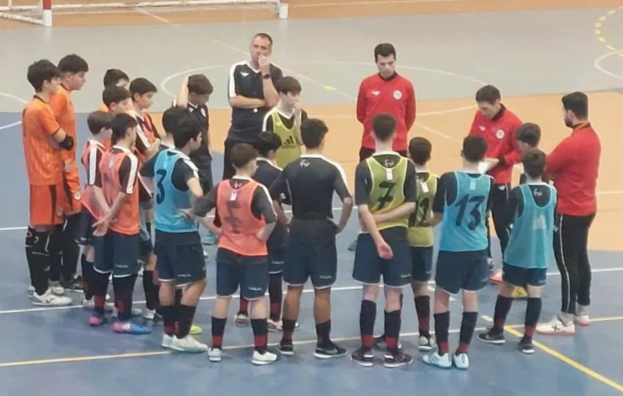 Foto 2 - Rub&eacute;n S&aacute;nchez Egido se pone por 1&ordf; vez la camiseta de la Selecci&oacute;n de Castilla y Le&oacute;n