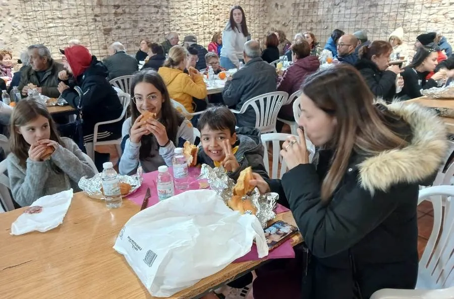 Foto 8 - &Eacute;xito de la Operaci&oacute;n Bocata en Sancti-Sp&iacute;ritus rozando los 250 bocadillos repartidos
