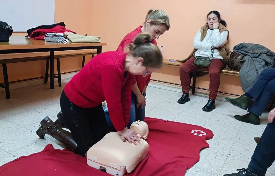Foto 6 - Socias de Amanecer aprenden c&oacute;mo se realiza la reanimaci&oacute;n cardiopulmonar