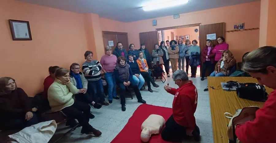 Foto 5 - Socias de Amanecer aprenden c&oacute;mo se realiza la reanimaci&oacute;n cardiopulmonar
