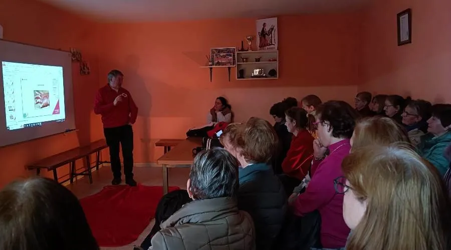 Foto 4 - Socias de Amanecer aprenden c&oacute;mo se realiza la reanimaci&oacute;n cardiopulmonar