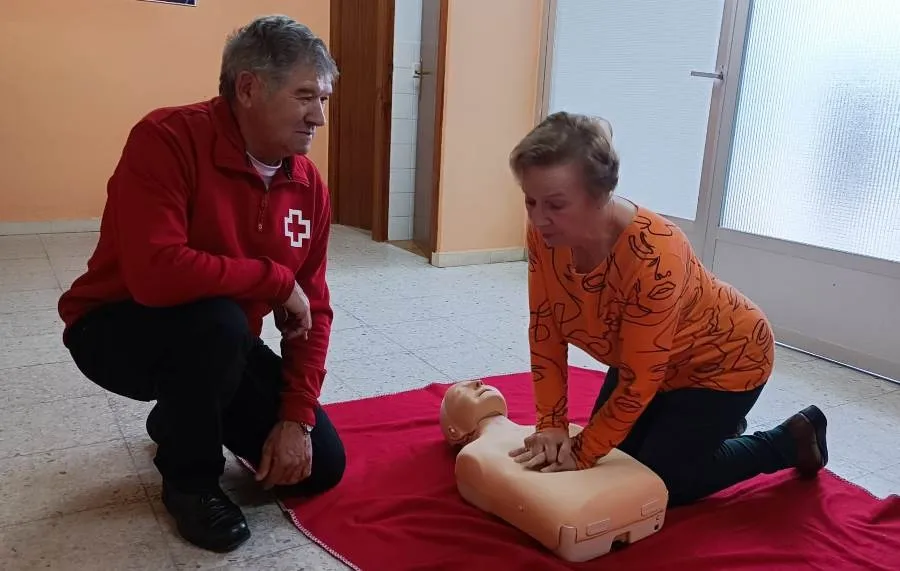 Foto 3 - Socias de Amanecer aprenden c&oacute;mo se realiza la reanimaci&oacute;n cardiopulmonar