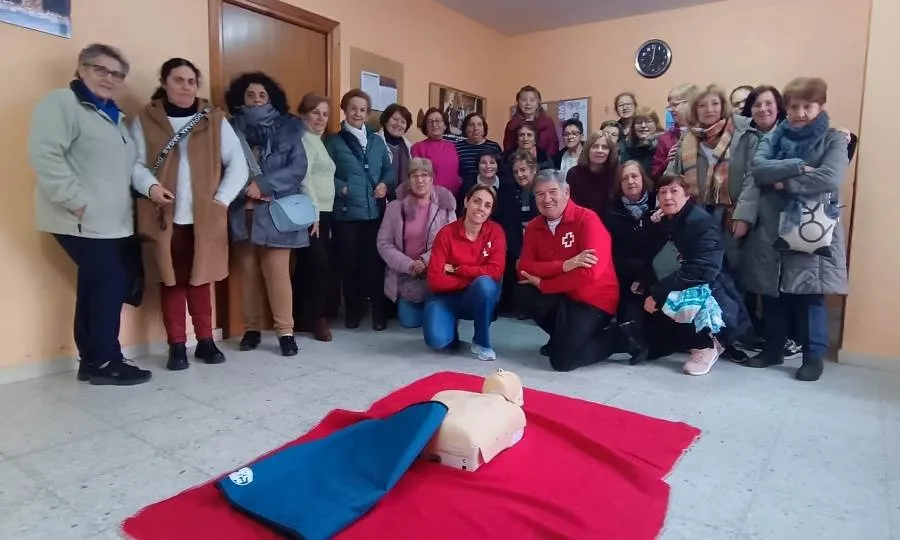 Foto 2 - Socias de Amanecer aprenden c&oacute;mo se realiza la reanimaci&oacute;n cardiopulmonar