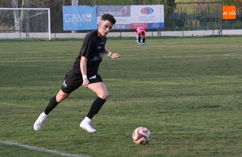 Foto 2 - Omar rasca un punto para la UD Mirobrigense frente al Alba de Tormes