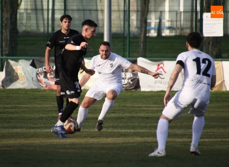 Foto 3 - Omar rasca un punto para la UD Mirobrigense frente al Alba de Tormes