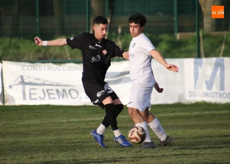 Foto 4 - Omar rasca un punto para la UD Mirobrigense frente al Alba de Tormes