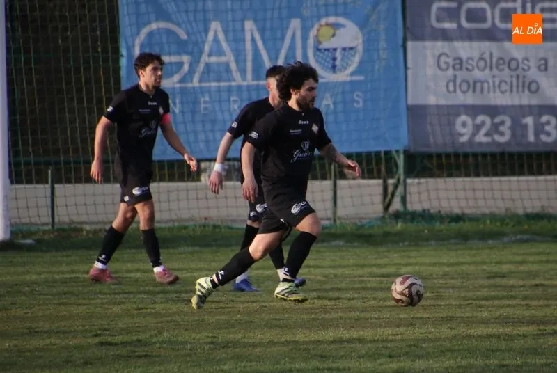 Foto 5 - Omar rasca un punto para la UD Mirobrigense frente al Alba de Tormes