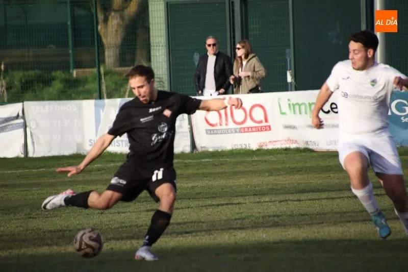Foto 6 - Omar rasca un punto para la UD Mirobrigense frente al Alba de Tormes