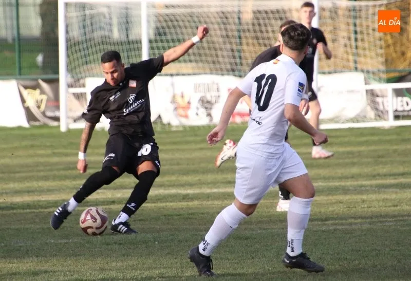 Foto 7 - Omar rasca un punto para la UD Mirobrigense frente al Alba de Tormes