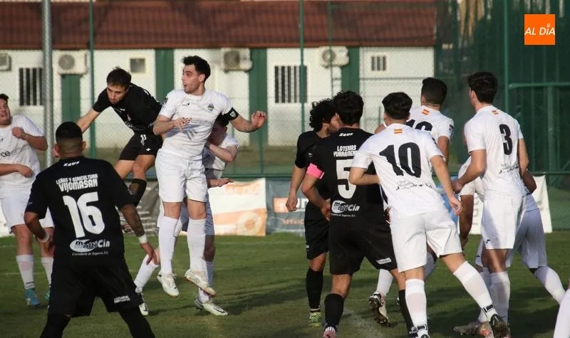 Foto 8 - Omar rasca un punto para la UD Mirobrigense frente al Alba de Tormes